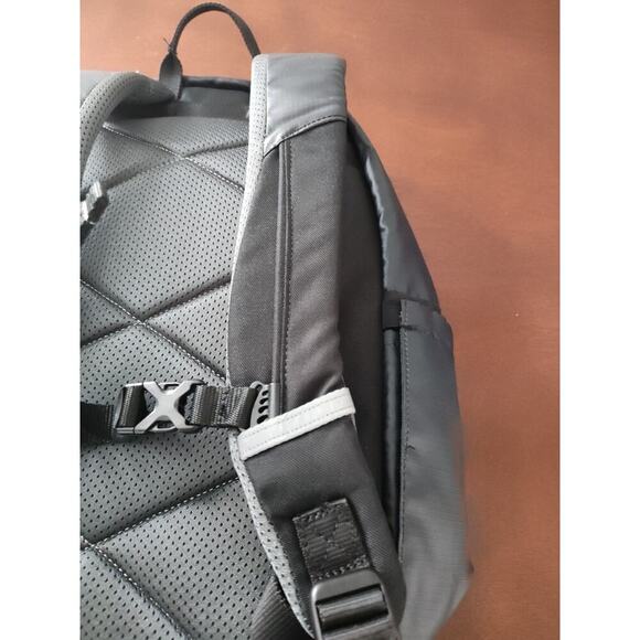 Swiss Tech Unisex Bungee 20 Liter Backpack for School or Work, BlackNOT FOR
SALE - Picture 10 of 10